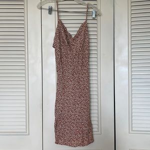 Selling this cute floral mini dress. Brand new and never worn. Size Medium.